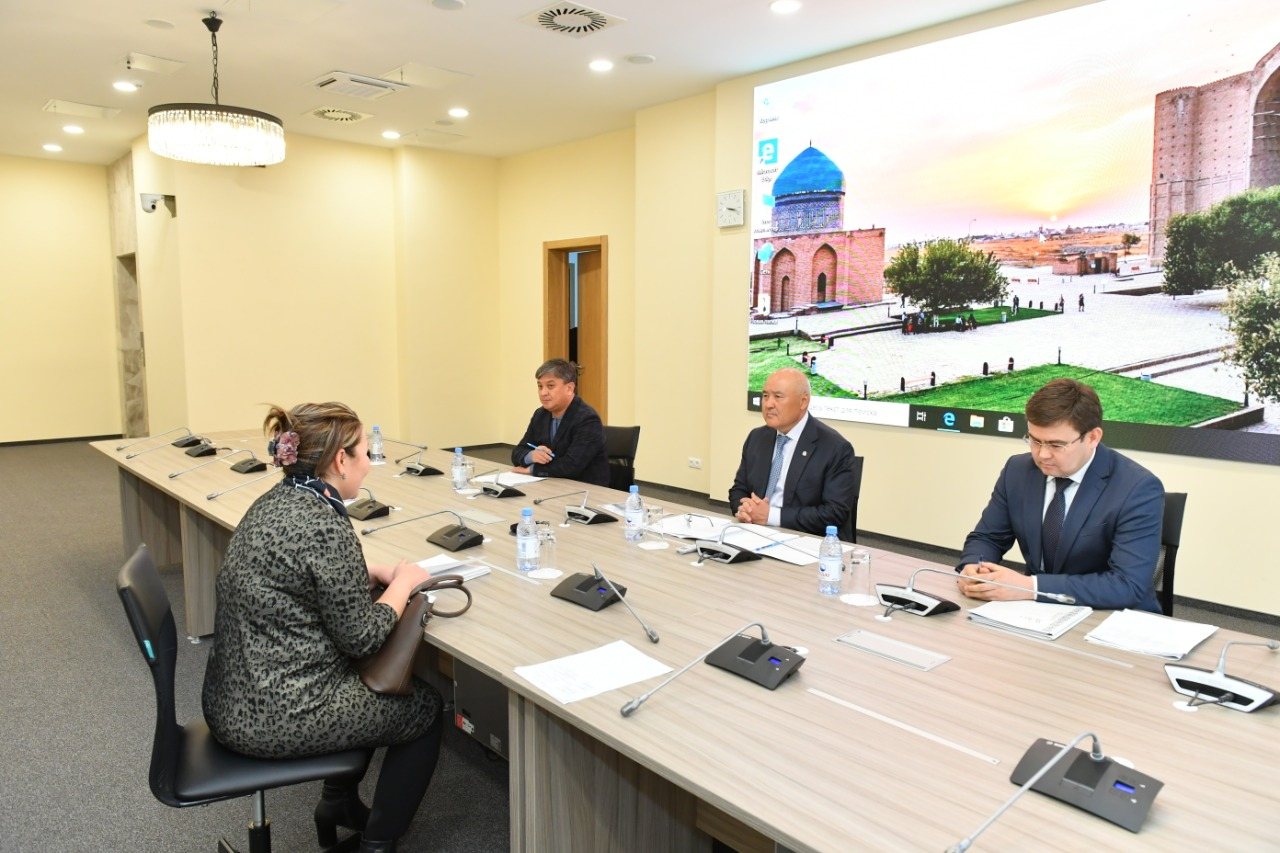 ӨМІРЗАҚ ШӨКЕЕВ КӨПБАЛАЛЫ АНАНЫ ҚАБЫЛДАДЫ