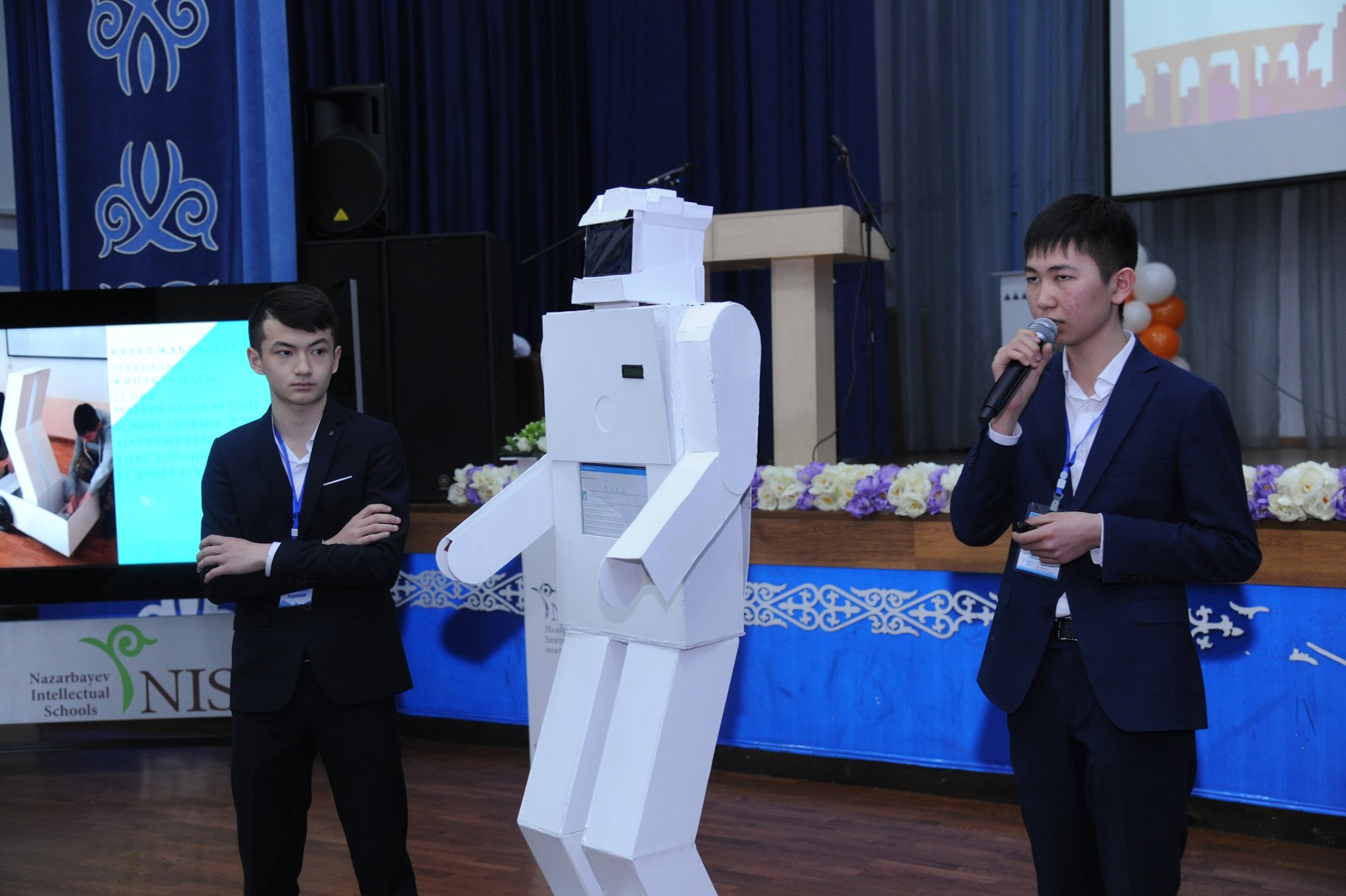 Қазақша сөйлейтін робот құрастырды