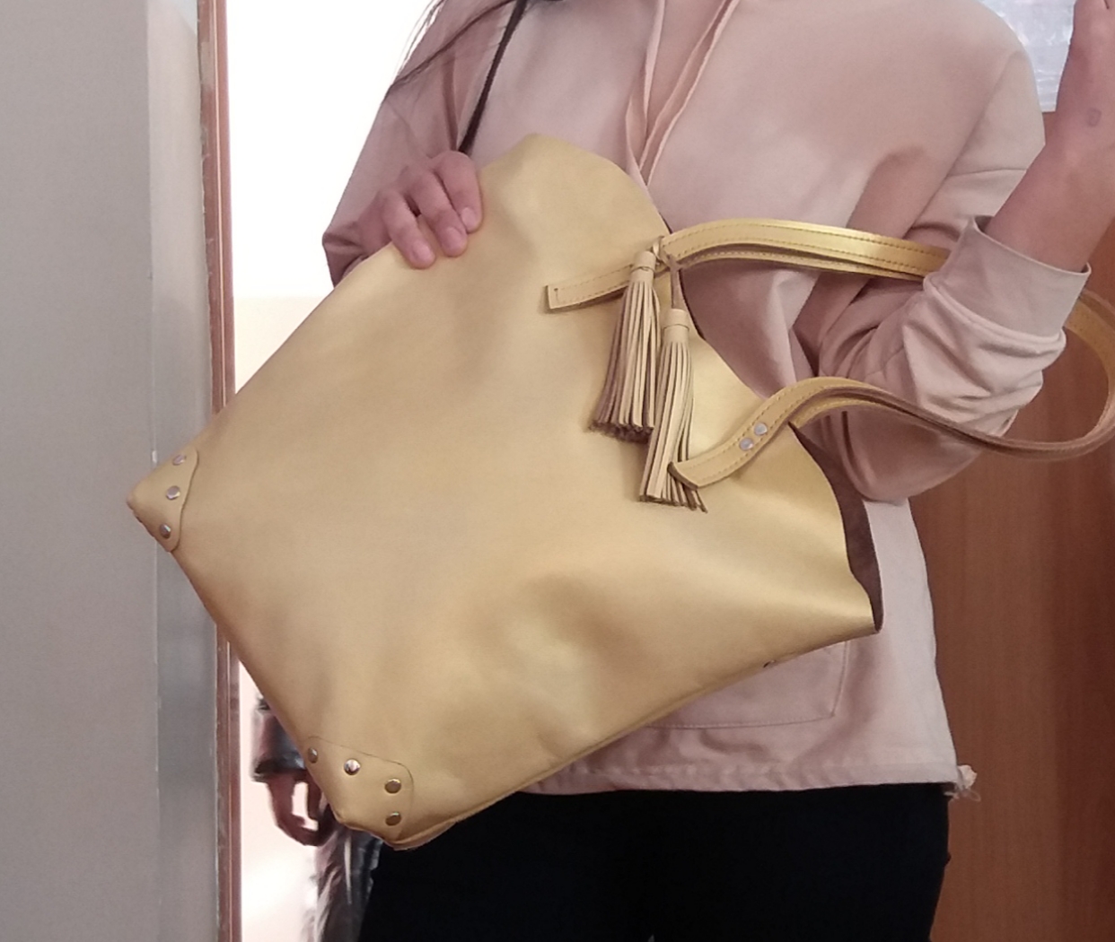 Шымкенттік шебер былғарыдан сөмке тігеді