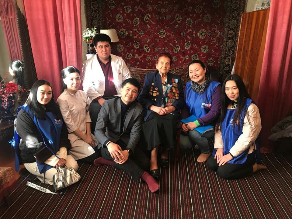 Шымкент еріктілері ардагерлерге көмектесті