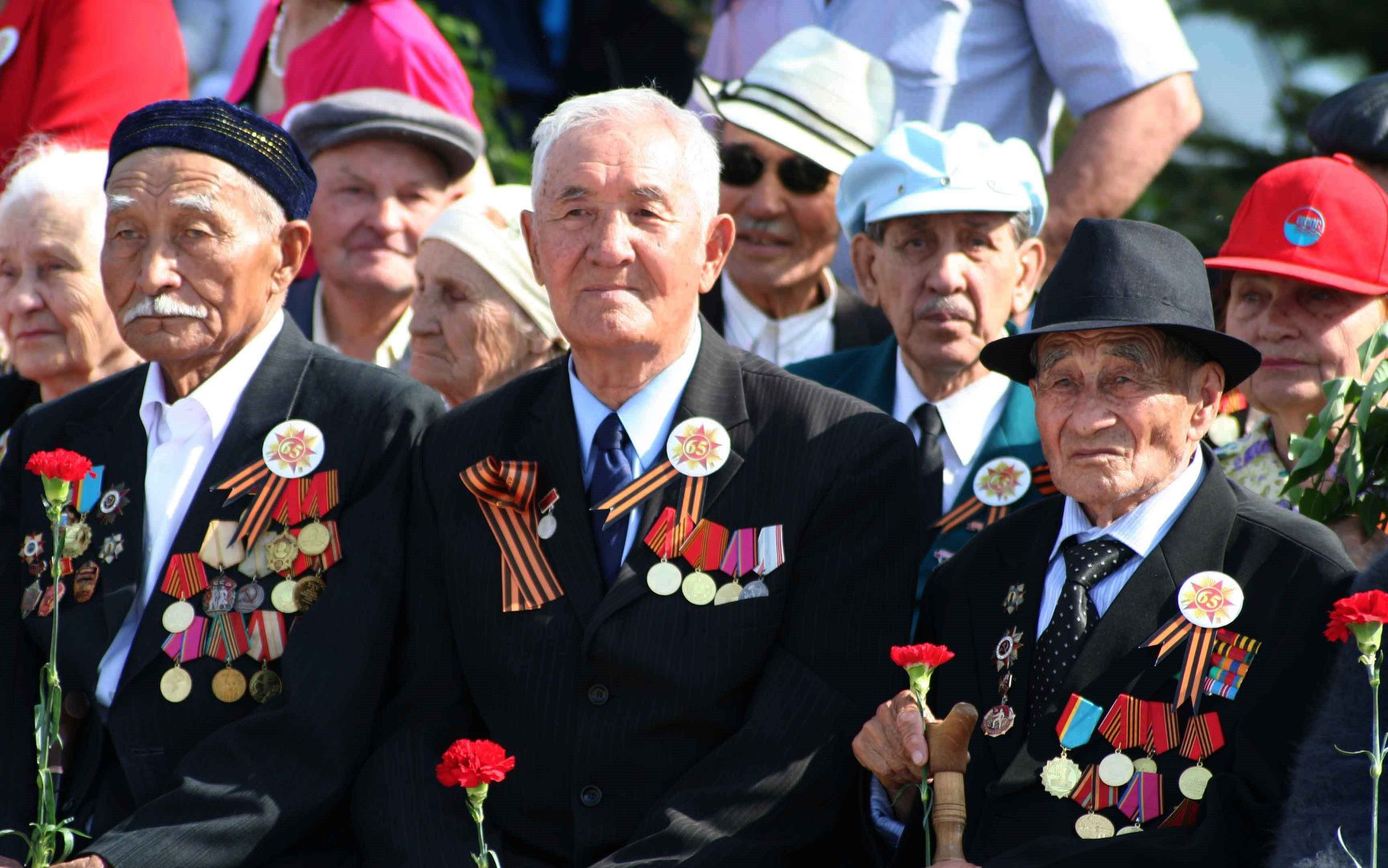 ШЫМКЕНТ ҚАЛАСЫНДА 42 ҰЛЫ ОТАН СОҒЫСЫНЫҢ АРДАГЕРІ ТҰРАДЫ