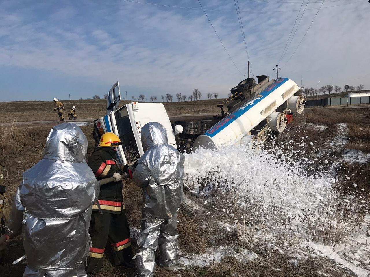 Бензин тасымалдайтын көлік аударылып кетті