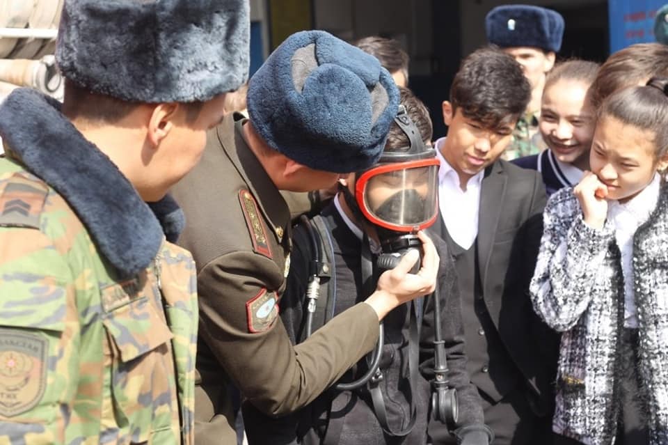 ШЫМКЕНТ: ОҚУШЫЛАР ӨРТ СӨНДІРУШІЛЕРДІҢ ЖҰМЫСЫМЕН ТАНЫСТЫ