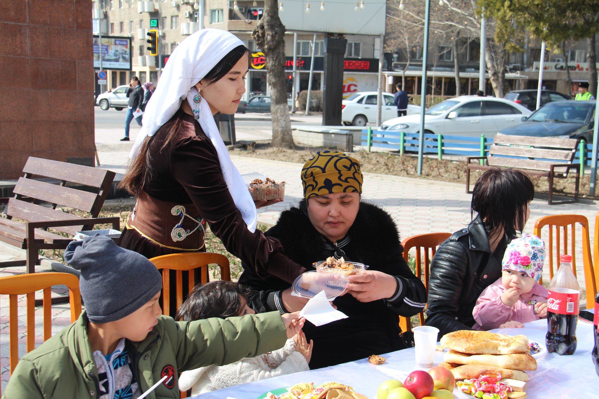 ШЫМКЕНТТЕ АЗ ҚАМТЫЛҒАН ОТБАСЫЛАРҒА ДАСТАРХАН ЖАЙЫЛДЫ