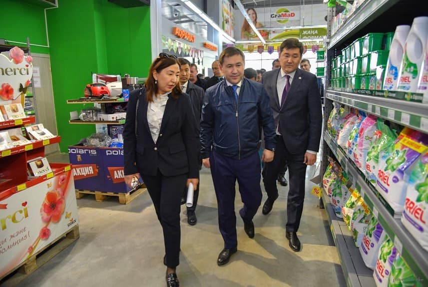 ШЫМКЕНТ: МҰРАТ ӘЙТЕНОВ БАҒА ТҰРАҚТЫЛЫҒЫН БАҚЫЛАУ МАҚСАТЫНДА «GRAMAD» САУДА ОРТАЛЫҒЫНА БАРДЫ