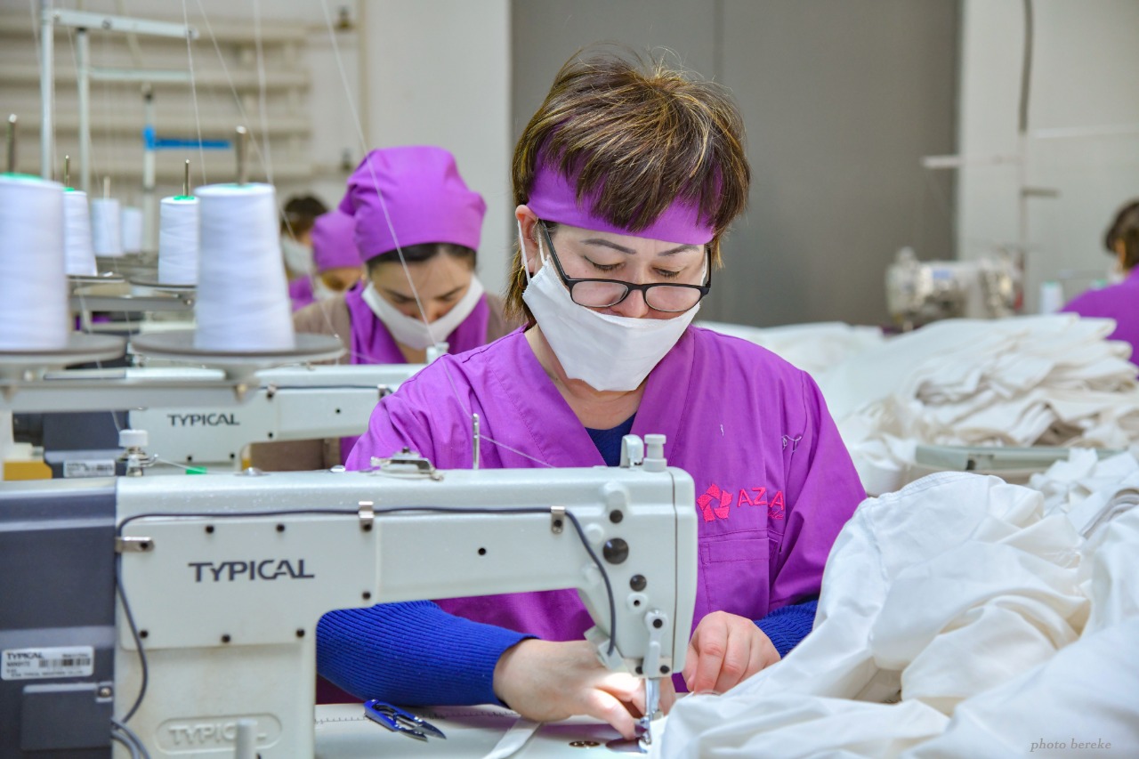 ШЫМКЕНТТЕГІ ТОҚЫМА ФАБРИКАСЫ ЕЛІМІЗДЕГІ ТІГІН ЦЕХТАРЫН МАТАМЕН ҚАМТЫП ОТЫР