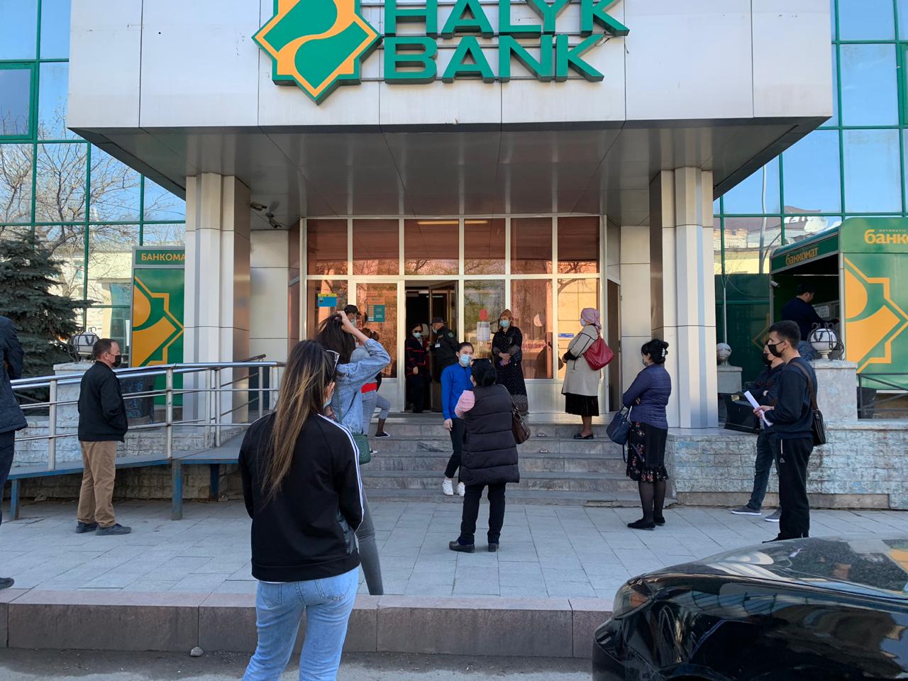 БАНК БӨЛІМШЕЛЕРІНДЕ 100-ГЕ ЖУЫҚ ЕРІКТІ ТҰРҒЫНДАРҒА КӨМЕКТЕСУДЕ