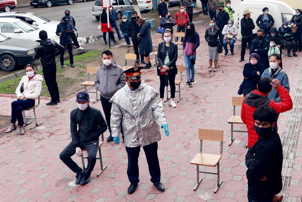 БАНК АЛДЫНДА КЛИЕНТТЕРГЕ ҚОЛАЙЛЫ ЖАҒДАЙ ЖАСАЛУДА