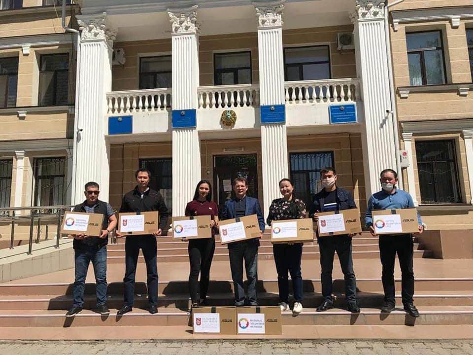 МЕДИЦИНА ҚЫЗМЕТКЕРЛЕРІНІҢ БАЛАЛАРЫНА НОУТБУК ТАРТУ ЕТІЛДІ