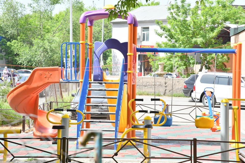 ШЫМКЕНТ: ӘЛ-ФАРАБИ АУДАНЫНДА 100 БАЛАЛАР АЛАҢШАСЫ САЛЫНЫП ЖАТЫР