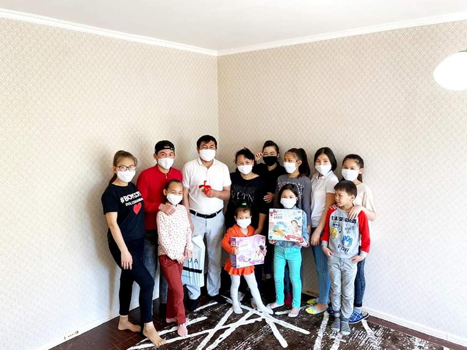 ШЫМКЕНТ: КӘСІПКЕРЛЕР КӨПБАЛАЛЫ ОТБАСЫҒА ПӘТЕР СЫЙЛАДЫ