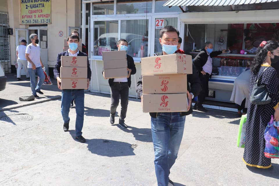 ШЫМКЕНТТЕ КӨМЕККЕ МҰҚТАЖ 150 ОТБАСЫҒА АЗЫҚ-ТҮЛІК ТАРАТЫЛДЫ
