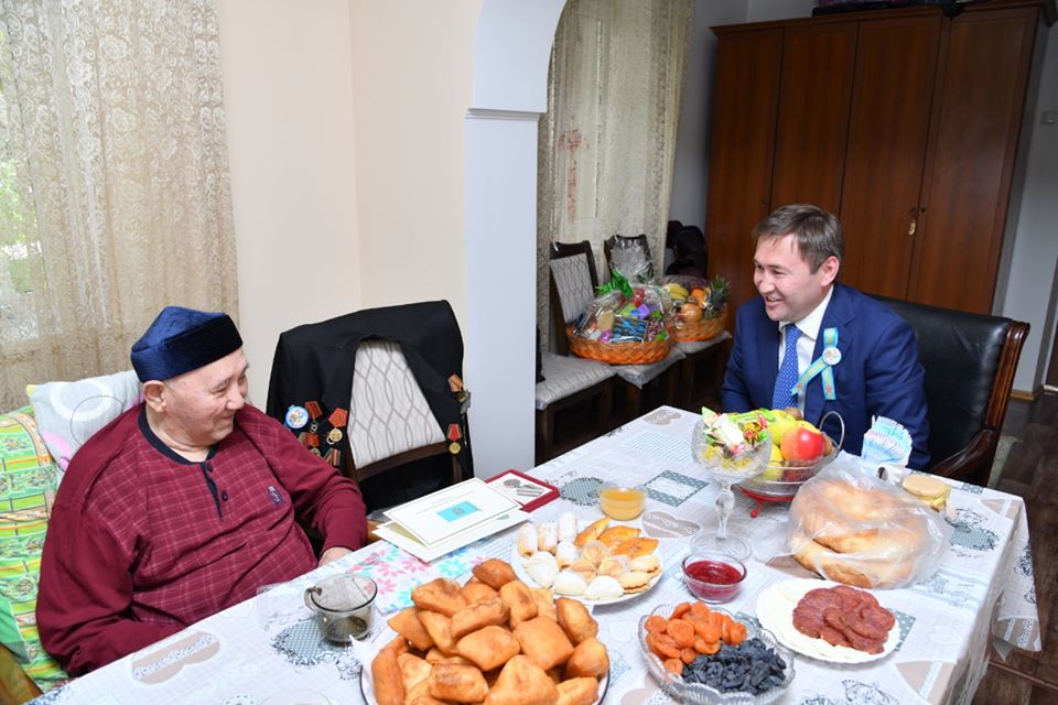 ШЫМКЕНТ ҚАЛАСЫНЫҢ ӘКІМІ ҰОС АРДАГЕРІН ҚҰТТЫҚТАП БАРДЫ