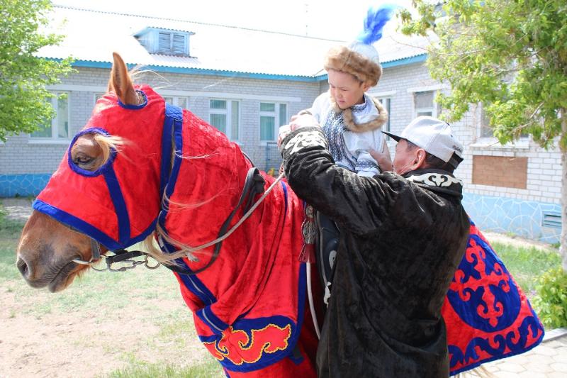 АШАМАЙҒА МІНГІЗІП, ҰЛ ҚЫЗЫҒЫН КӨРГЕЙСІҢ…