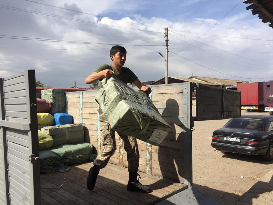 ШЫМКЕНТТІКТЕР МАҚТААРАЛДЫҚТАРҒА КИІМ-КЕШЕК ПЕН ҚАЖЕТТІ ЗАТТАР ЖІБЕРДІ