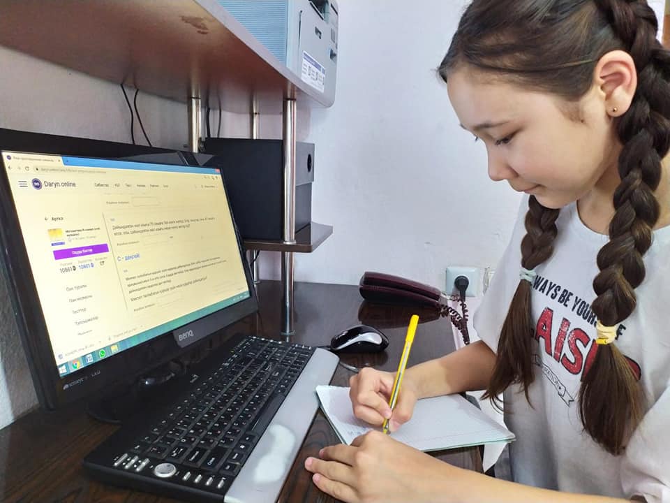 ШЫМКЕНТТІК ОҚУШЫЛАР ОНЛАЙН ОҚУДА ЕЛІМІЗ БОЙЫНША АЛДА
