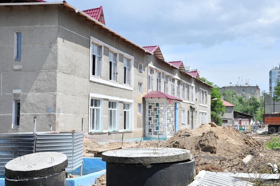 ШЫМКЕНТ ҚАЛАСЫНЫҢ ӘКІМІ МЕКТЕПТЕР МЕН БАЛАБАҚШАЛАРДЫ АРАЛАДЫ