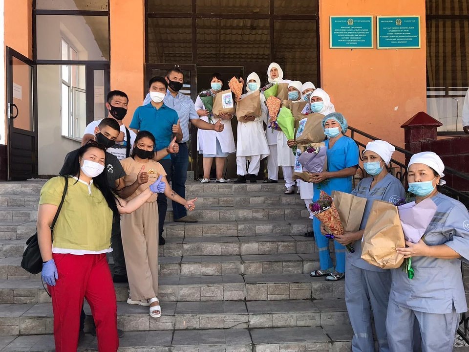 ШЫМКЕНТТЕ «ДӘРІГЕРЛЕРГЕ МЫҢ АЛҒЫС» АКЦИЯСЫ ӨТТІ