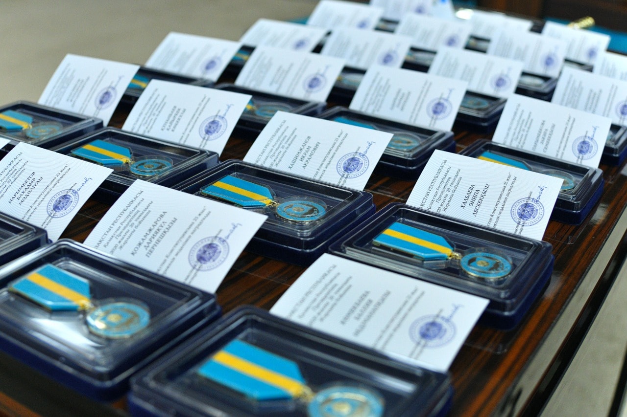 ШЫМКЕНТТЕ 25 АЗАМАТҚА КОНСТИТУЦИЯНЫҢ 25 ЖЫЛДЫҒЫНА АРНАЛҒАН МЕРЕКЕЛІК МЕДАЛЬ ТАБЫСТАЛДЫ