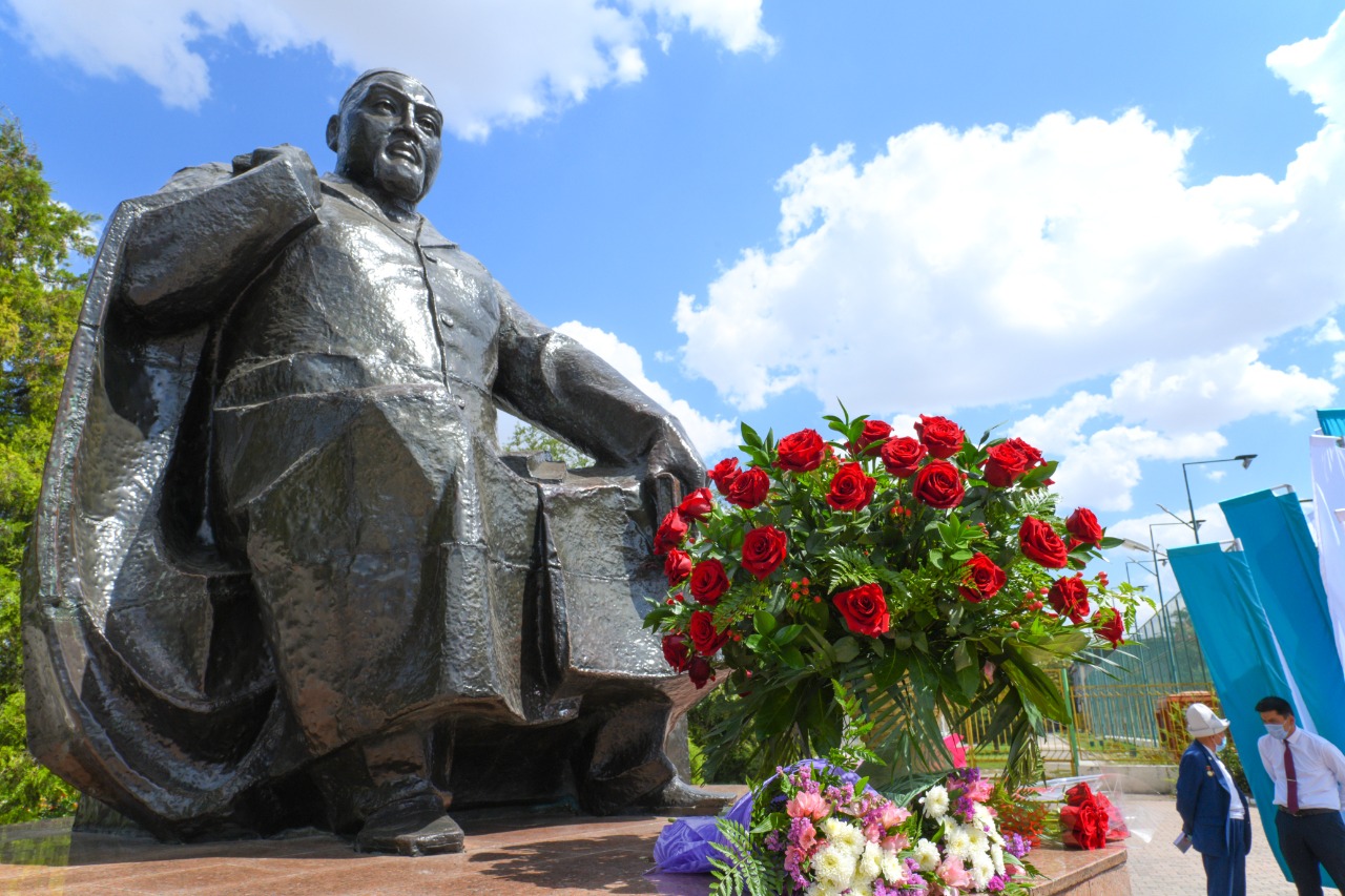 ШЫМКЕНТТЕ АБАЙ ЕСКЕРТКІШІНЕ ГҮЛ ШОҚТАРЫ ҚОЙЫЛДЫ