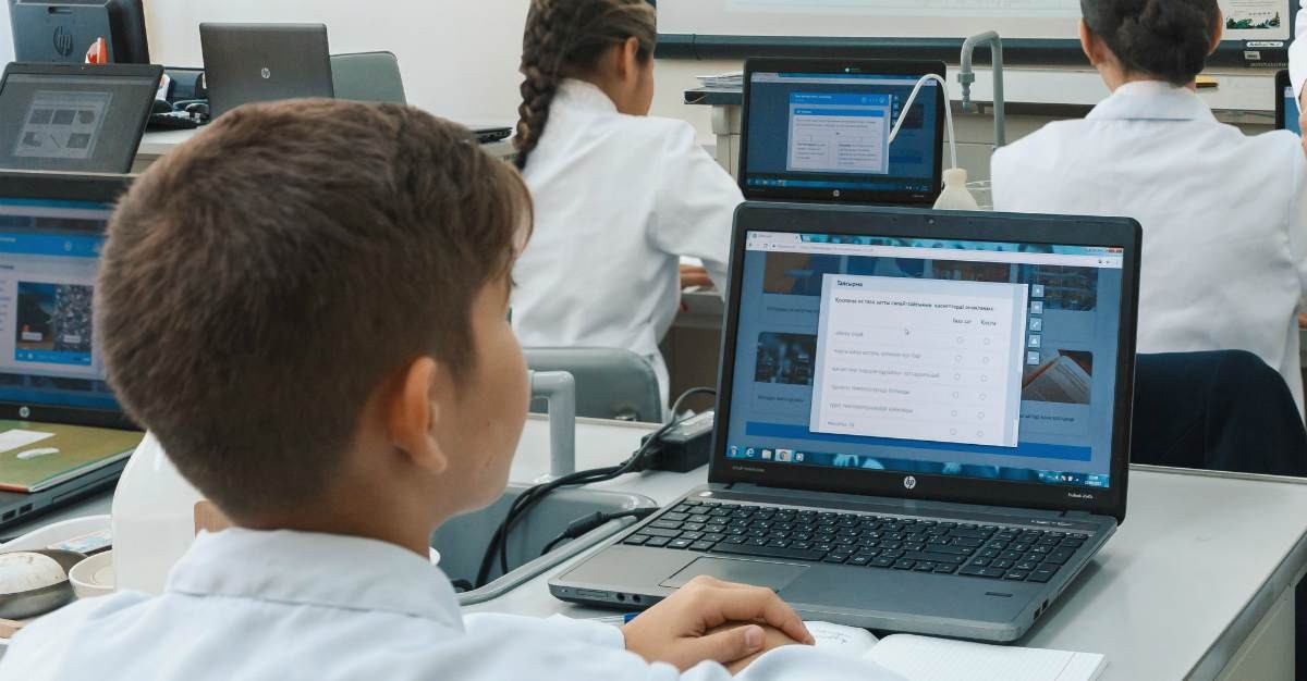 ШЫМКЕНТ: ӘЛЕУМЕТТІК КӨМЕКТІ ҚАЖЕТ ЕТЕТІН 20 150 ОТБАСЫНЫҢ БАЛАЛАРЫ КОМПЬЮТЕРМЕН ҚАМТЫЛҒАН