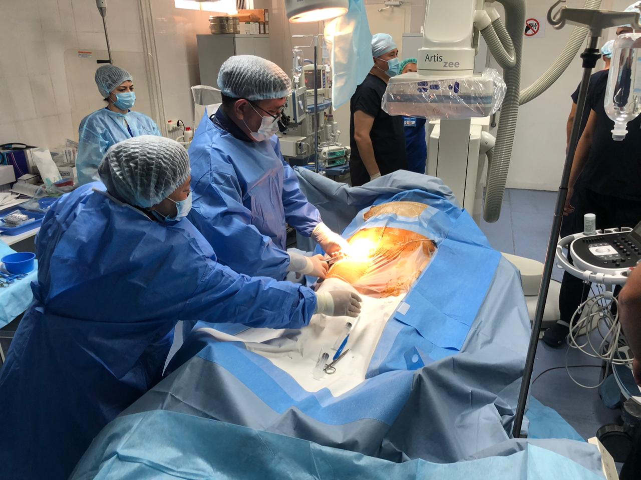 КАРДИОХИРУРГТАР АЛҒАШ РЕТ ЖҮРЕК ҚАҚПАҚШАСЫН АЛМАСТЫРУ ОТАСЫН ЖАБЫҚ ТҮРДЕ ЖАСАДЫ