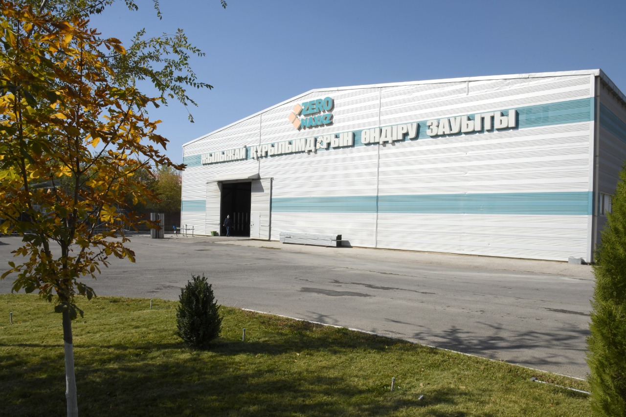 ҚАЛА ӘКІМІ ЖЫЛЫЖАЙҒА ҚАЖЕТТІ ҚҰРАЛ-ЖАБДЫҚ ӨНДІРЕТІН ЗАУЫТТАРДЫҢ ЖҰМЫСЫМЕН ТАНЫСТЫ