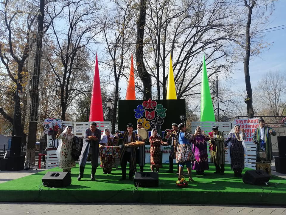 ШЫМКЕНТ «АРБАТЫНДА» ӨНЕР КӨРСЕТКЕН ТАЛАНТТАР ЖҰРТШЫЛЫҚТЫ ТӘНТІ ЕТТІ