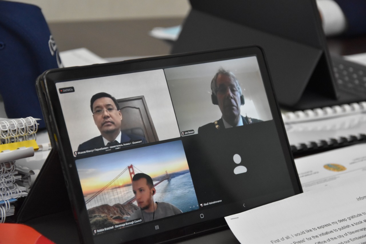 АНГЛИЯДА «ШЫМКЕНТ-2200 ЖЫЛ ГҮЛДЕНГЕН ҚАЛА» АТТЫ КІТАП ЖАРЫҚҚА ШЫҚТЫ