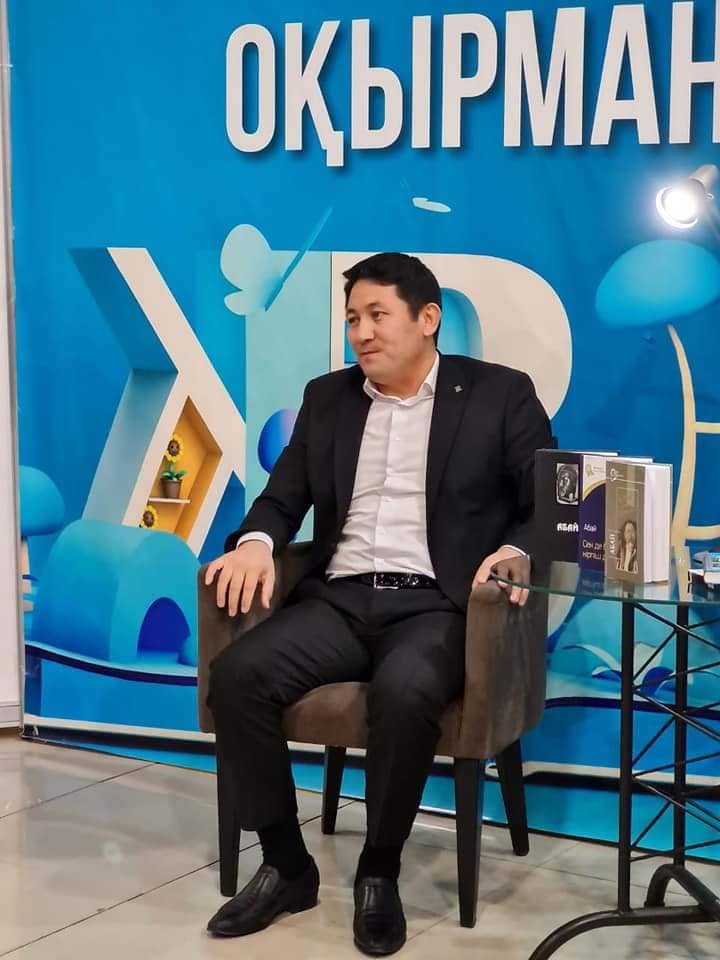 «КІТАП ФЕСТ»: АҚЫН АБАЙ ҚАЛШАБЕК ОҚЫРМАНДАРМЕН КЕЗДЕСТІ