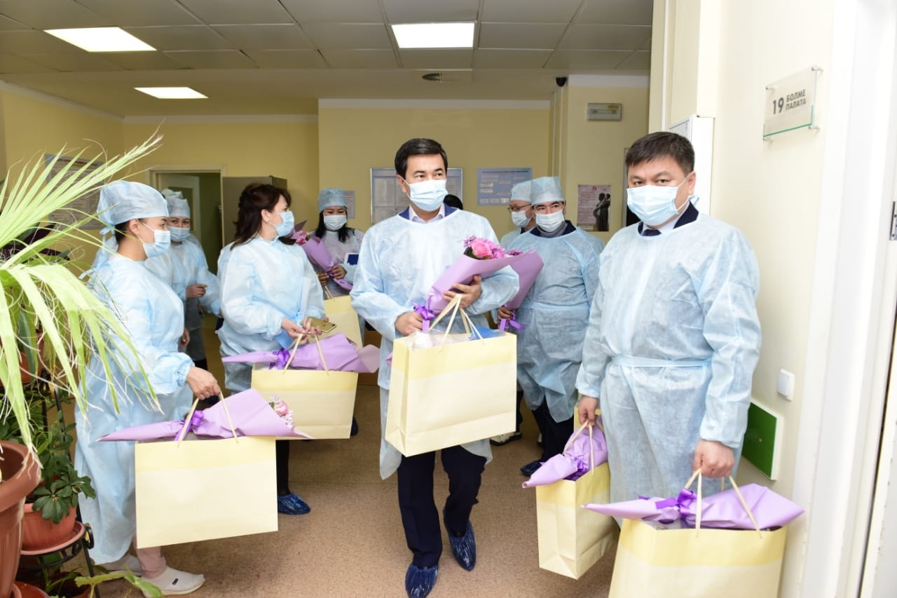 ШЫМКЕНТ: ТӘУЕЛСІЗДІК КҮНІ БОСАНҒАН АНАЛАРҒА ҚҰРМЕТ КӨРСЕТІЛДІ