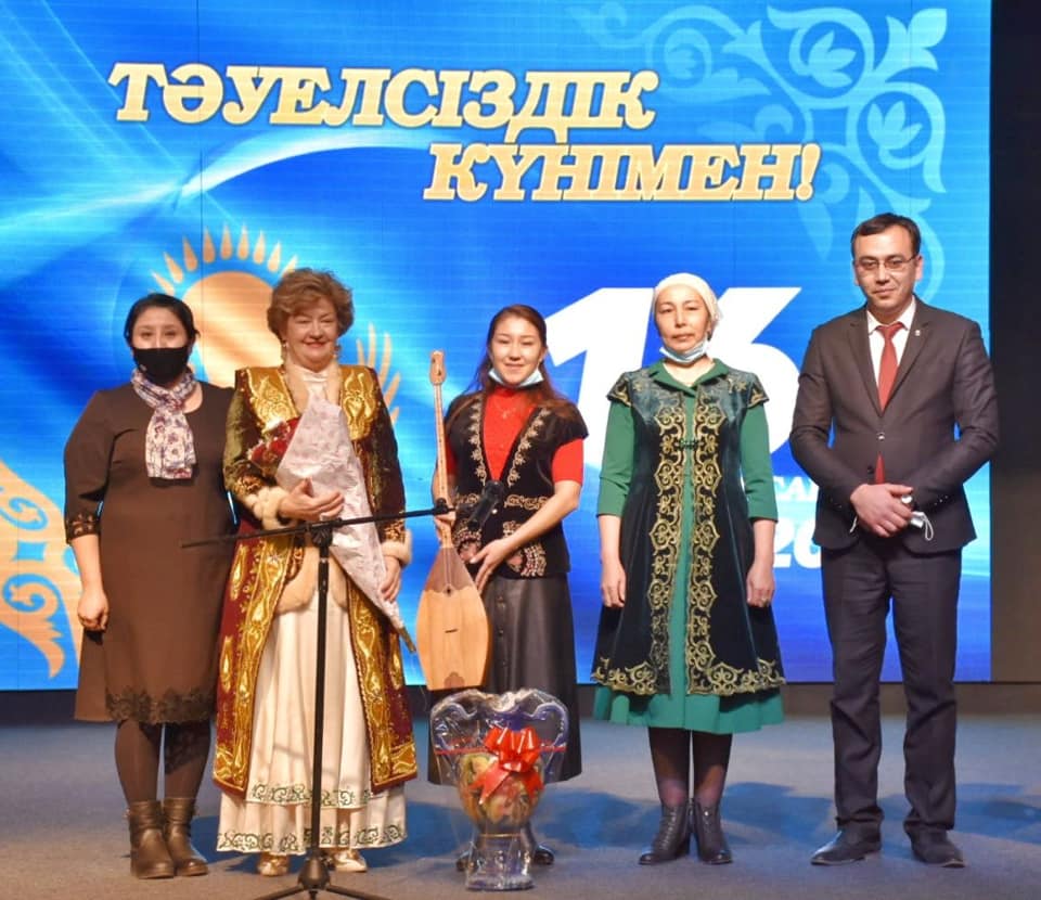 ҚАЗАҚ ДОМБЫРАСЫН КҮМБІРЛЕТКЕН ТАТЬЯНА ШЫМКЕНТ ТӨРІНДЕ