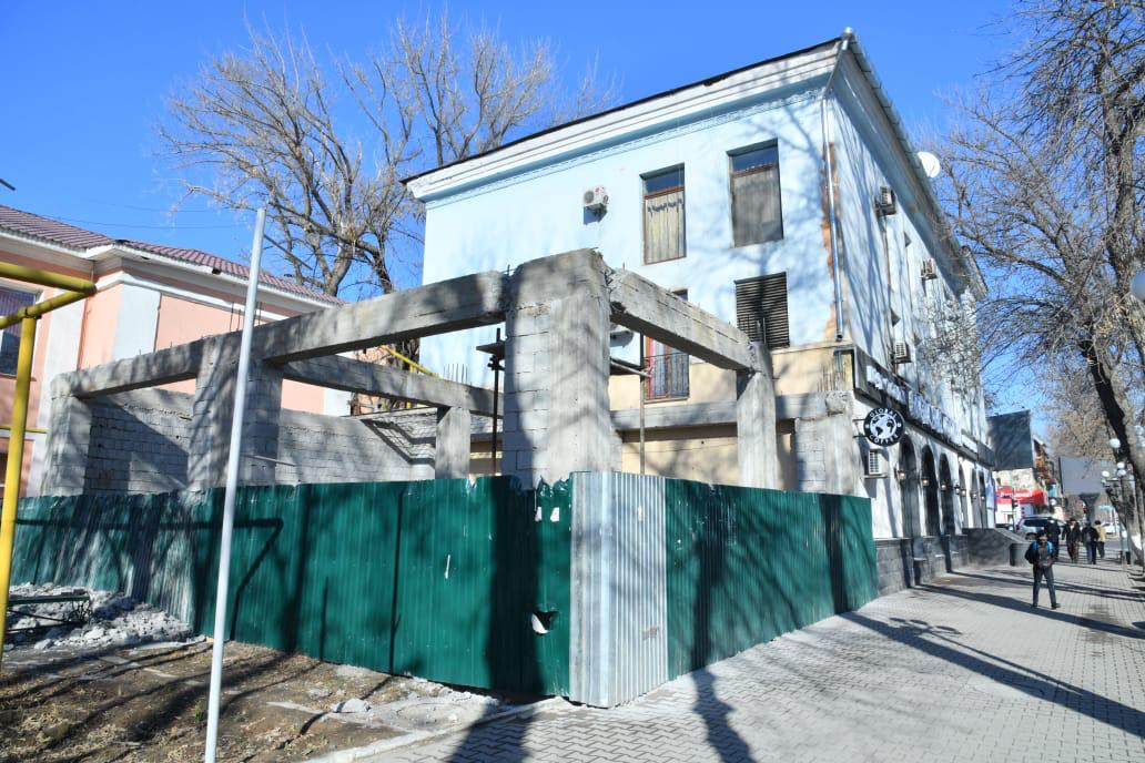 ЗАҢСЫЗ ҚҰРЫЛЫС НЫСАНЫНДА ДЕМОНТАЖ ЖҰМЫСТАРЫ ЖҮРГІЗІЛУДЕ