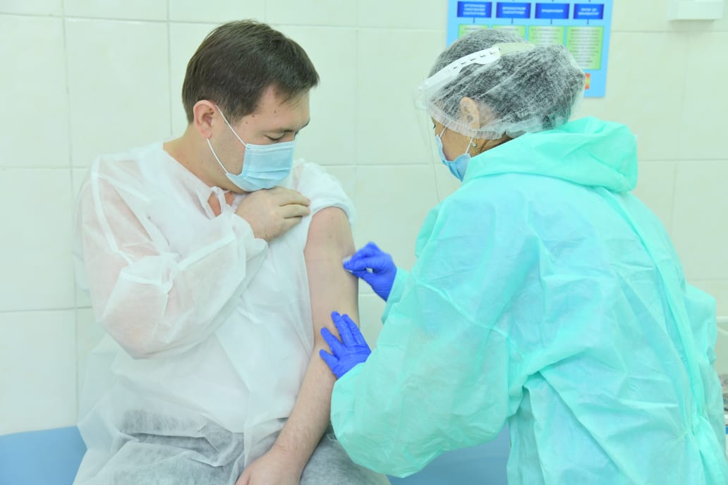 ШЫМКЕНТТЕ ВАКЦИНАНЫ АЛҒАШ БОЛЫП ҚАЛА ӘКІМІ МҰРАТ ӘЙТЕНОВ САЛДЫРДЫ