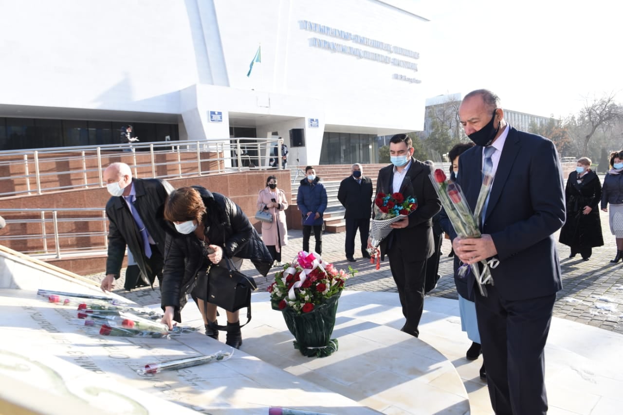 «ҚАЗАҚ ЕЛІНЕ МЫҢ АЛҒЫС» МОНУМЕНТІНЕ ГҮЛ ШОҚТАРЫ ҚОЙЫЛДЫ