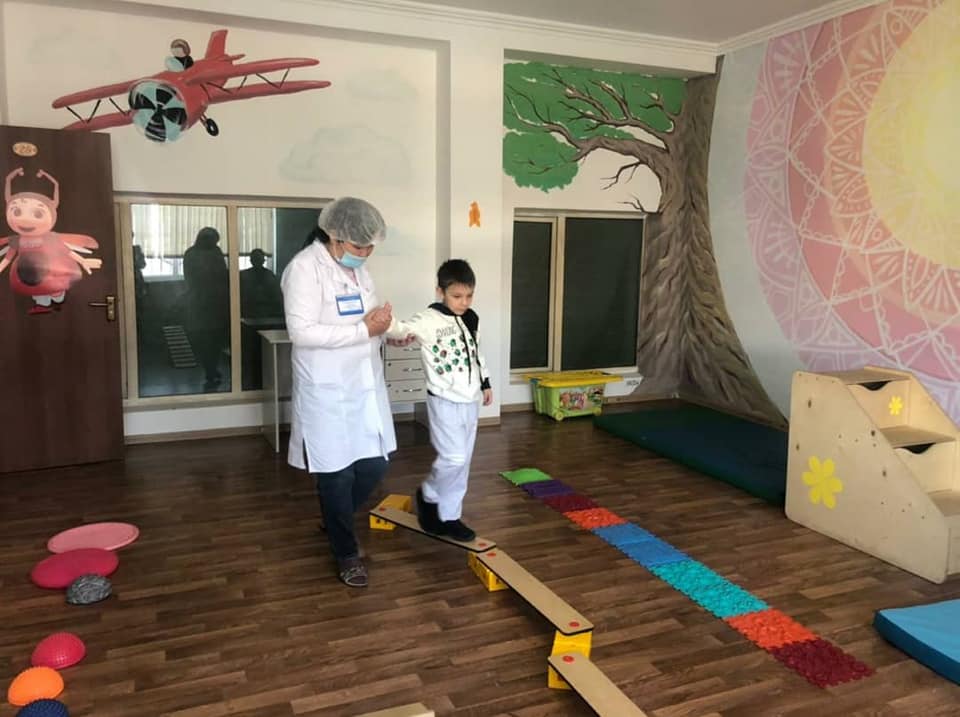 ШЫМКЕНТТЕ АУТИЗМІ БАР БАЛАЛАРДЫ ОҢАЛТУҒА АРНАЛҒАН ОРТАЛЫҚ ТЕГІН ЕМ ЖҮРГІЗЕДІ