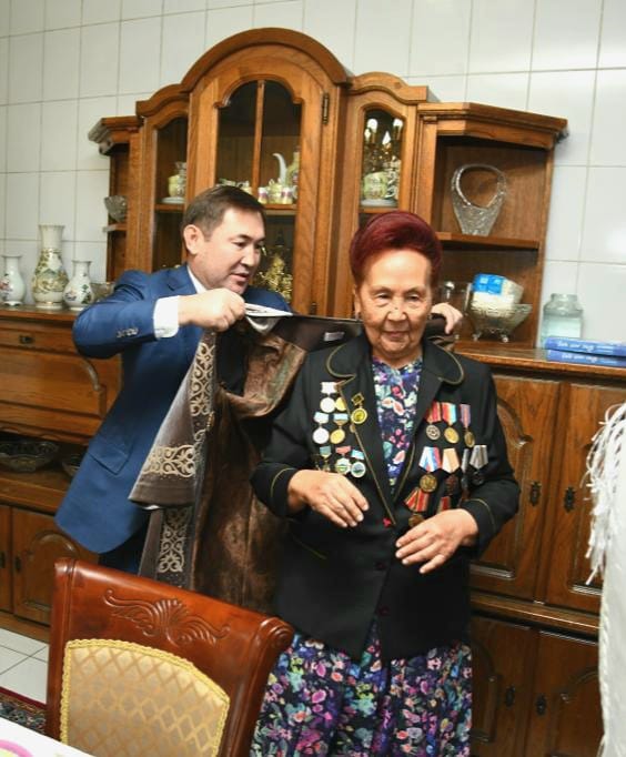 МҰРАТ ӘЙТЕНОВ АРДАГЕР- ҰСТАЗДАРДЫ ҚҰТТЫҚТАДЫ