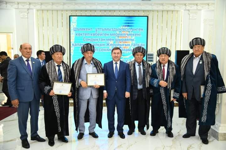 ШАҺАР БАСШЫСЫ ҚАРТТАРҒА ҚҰРМЕТ КӨРСЕТТІ