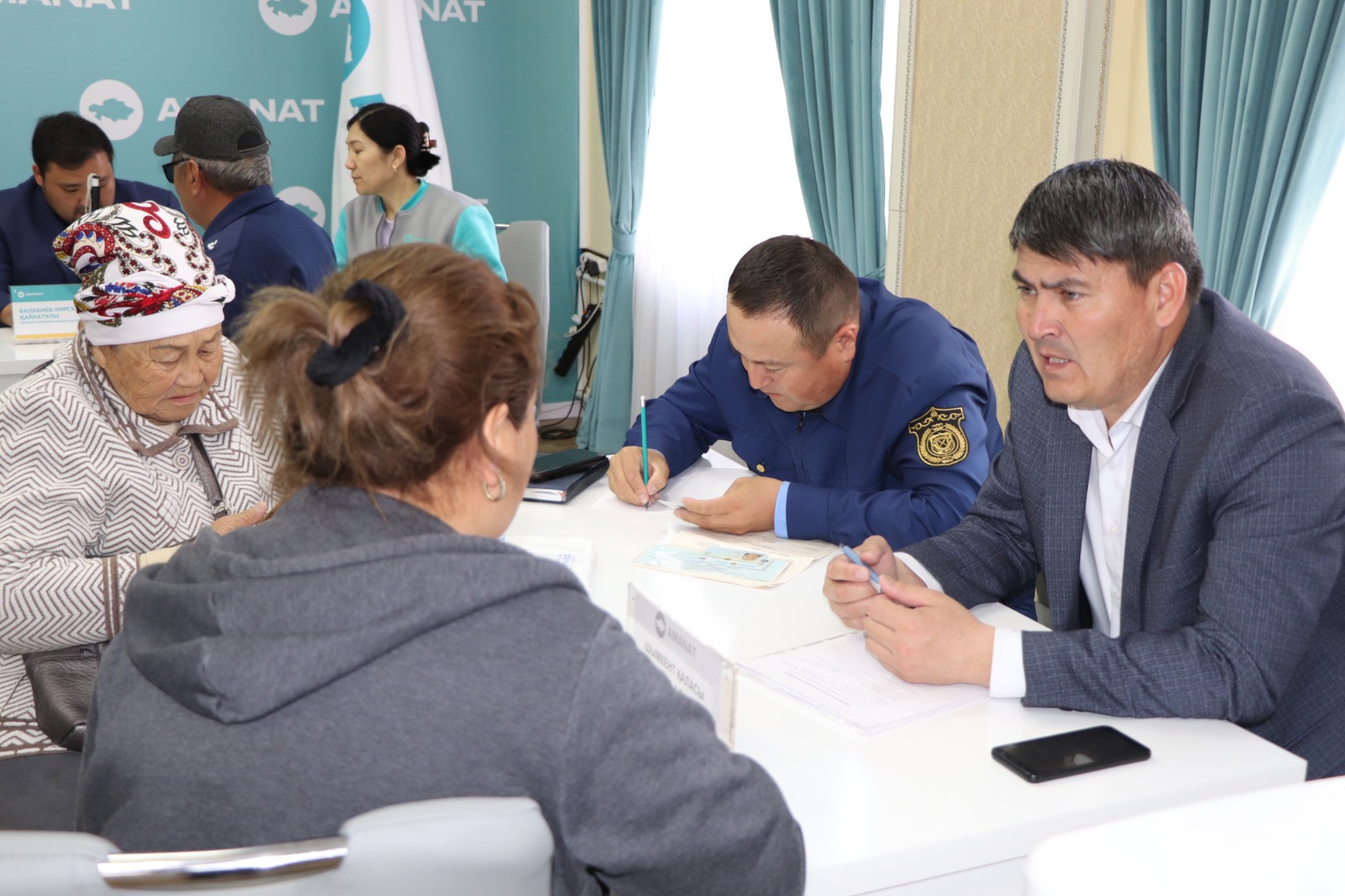 «АШЫҚ ЕСІК» КҮНІНДЕ ЗАҢГЕРЛЕР ТЕГІН КЕҢЕС БЕРДІ