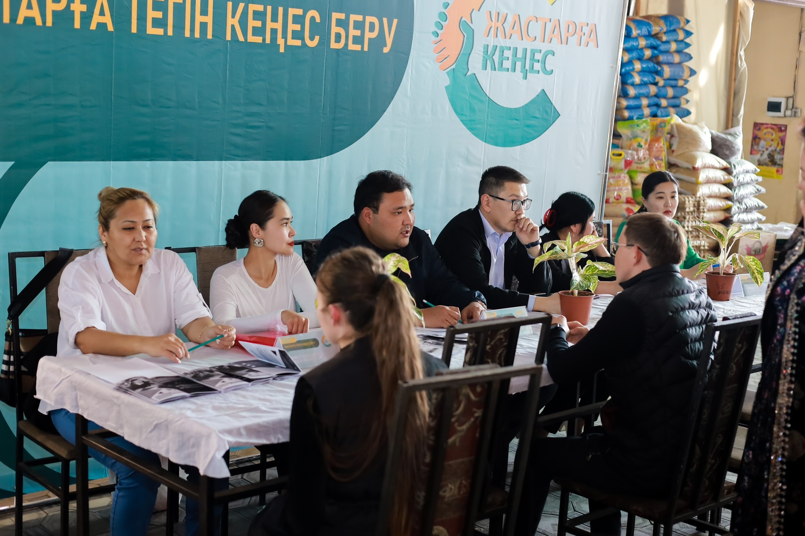 «АЙНА» БАЗАРЫНДА ЖАСТАРҒА КЕҢЕС БЕРІЛДІ