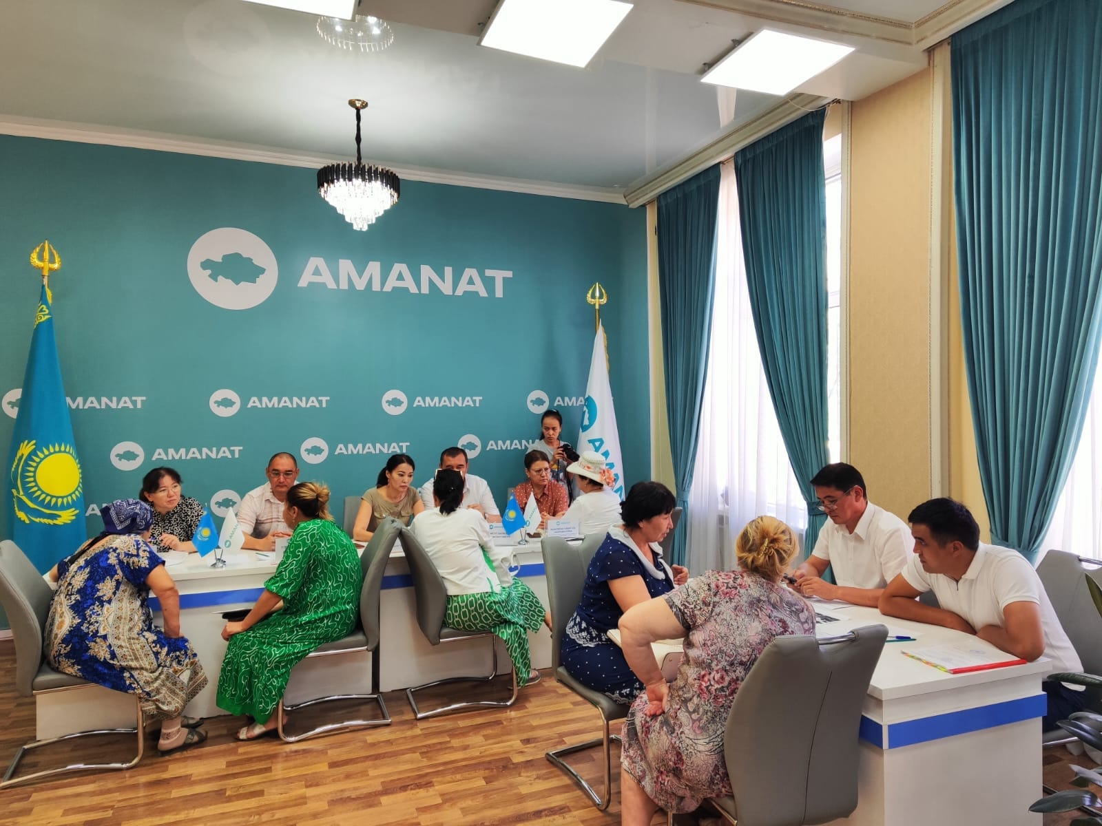 ХАЛЫҚҚА ЗАҢ АЯСЫНДА КӨМЕК КӨРСЕТІЛДІ