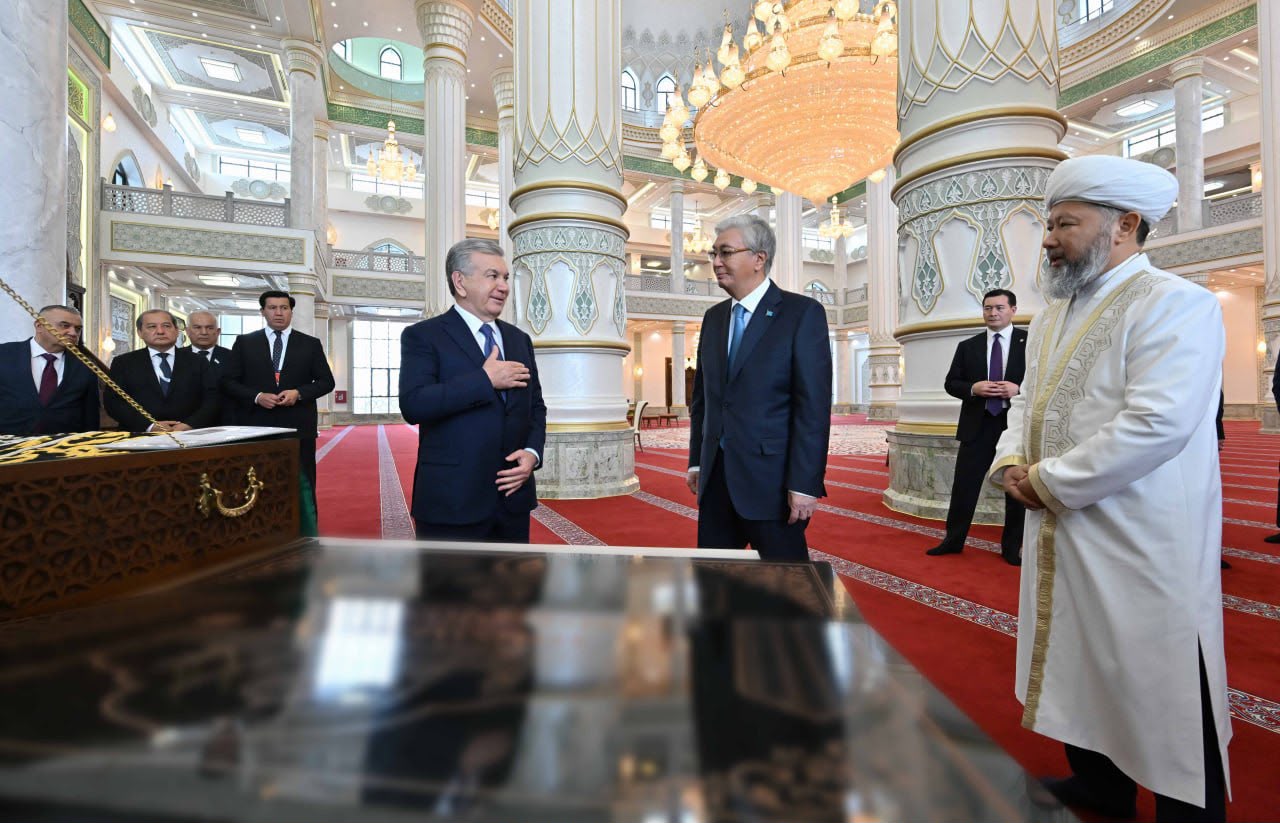 Қасым-Жомарт Тоқаев Өзбекстан Президенті Шавкат Мирзиёевпен бірге Түркістандағы жаңа мешітті аралап көрді
