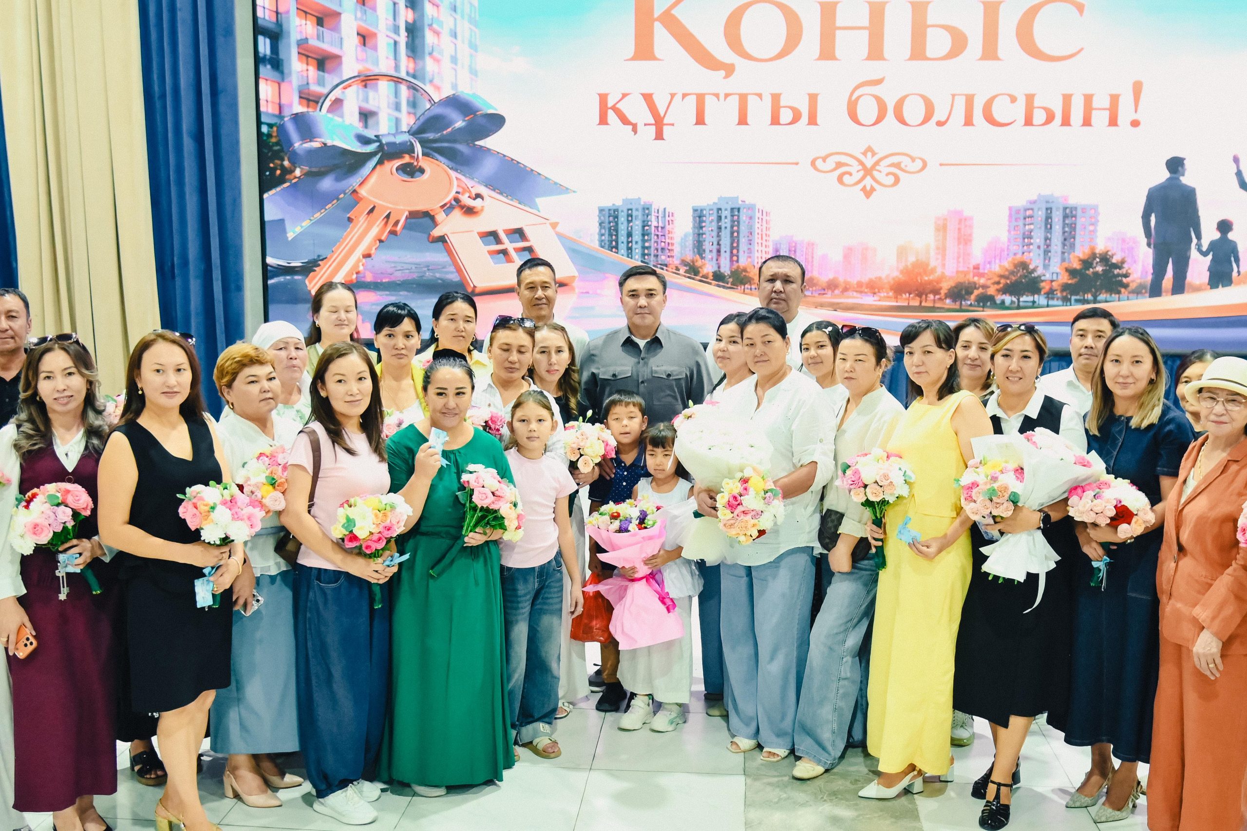 ШЫМКЕНТТЕ ТАҒЫ 40 ОТБАСЫ ЖАҢА ПӘТЕРЛЕРДІҢ КІЛТІН АЛДЫ